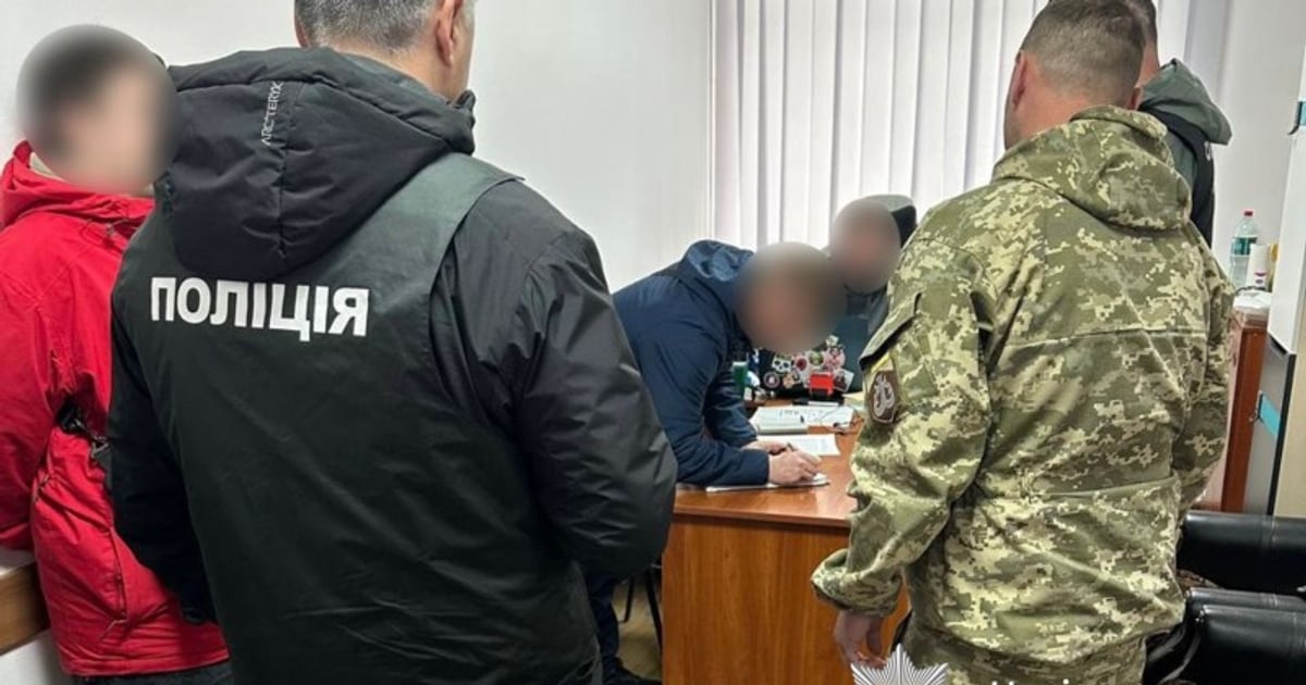 Вимагав 8 тисяч гривень щомісяця, щоб уникнути мобілізації. Правоохоронці затримали …