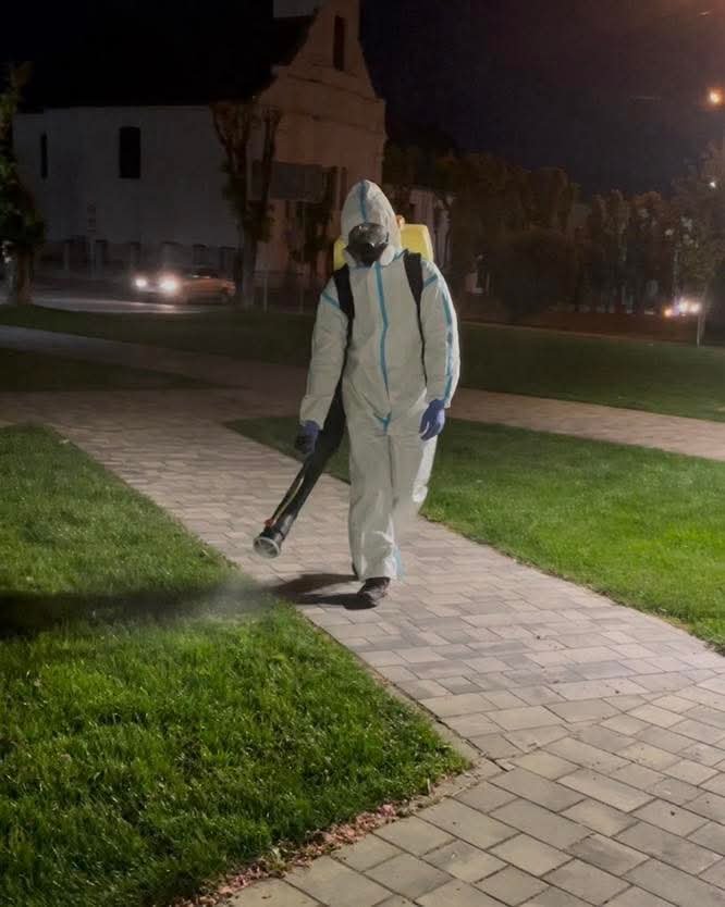 Виноградів «заливають» спецрозчинами: що відбувається у парках та скверах міста