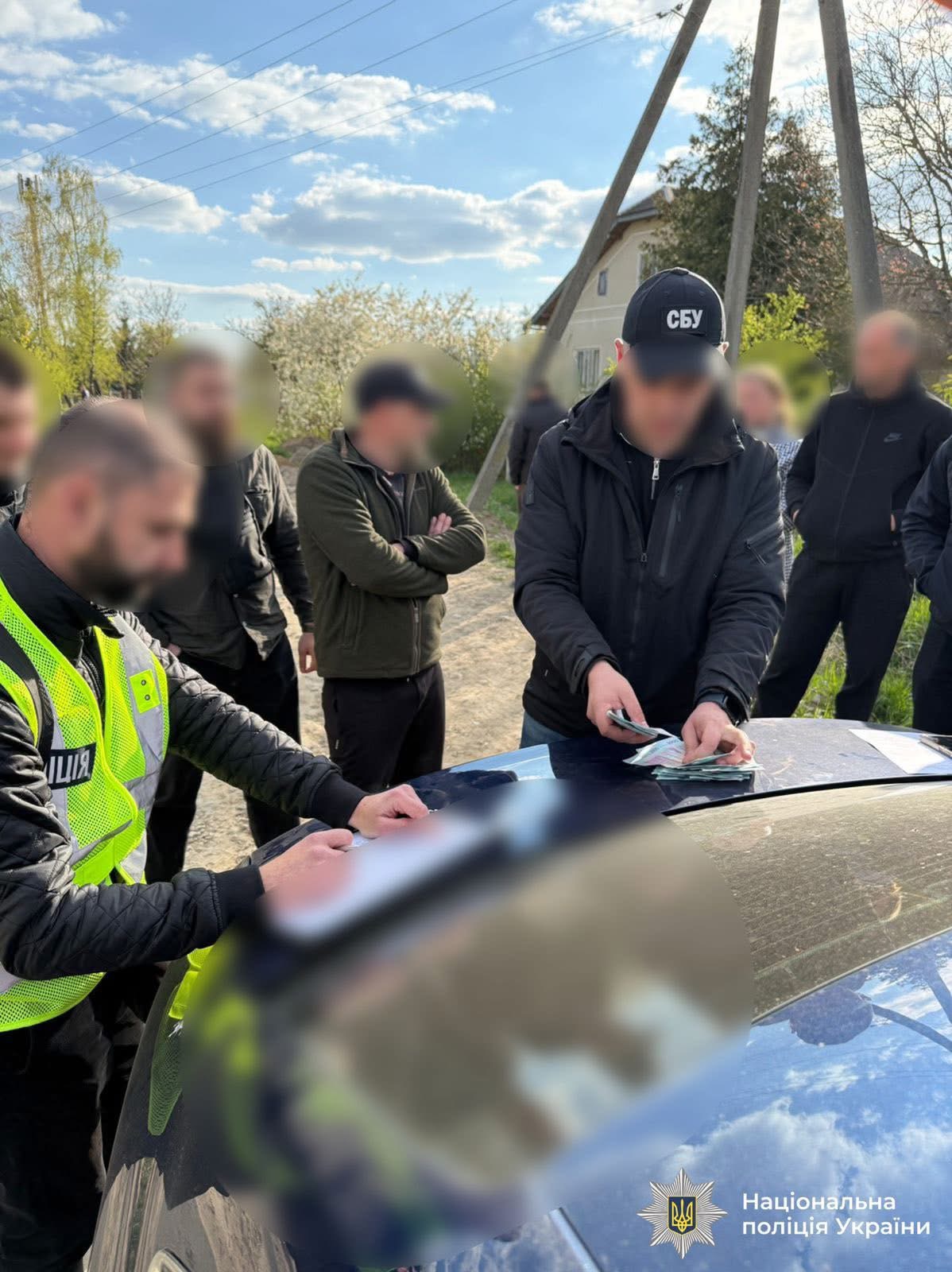 «Вирішити» податкову перевірку за 70 тисяч: на Прикарпатті викрили корупційну …