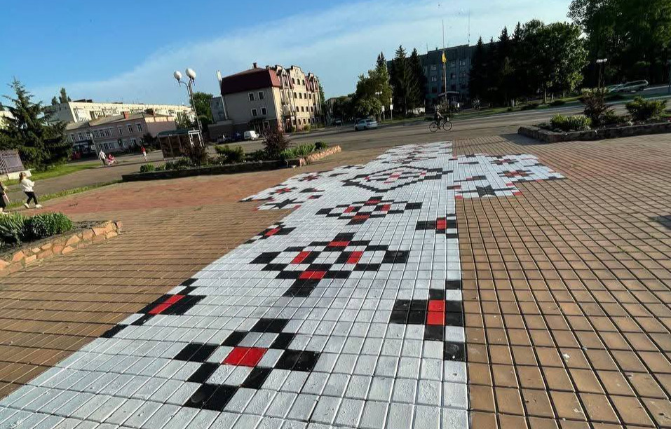 Вишиванка на площі: у центрі Бахмача відновили патріотичний елемент (Фото)