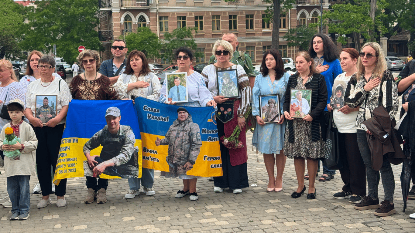 Вишиванки, сльози й лампадки: в Одесі вшанували пам'ять героїв