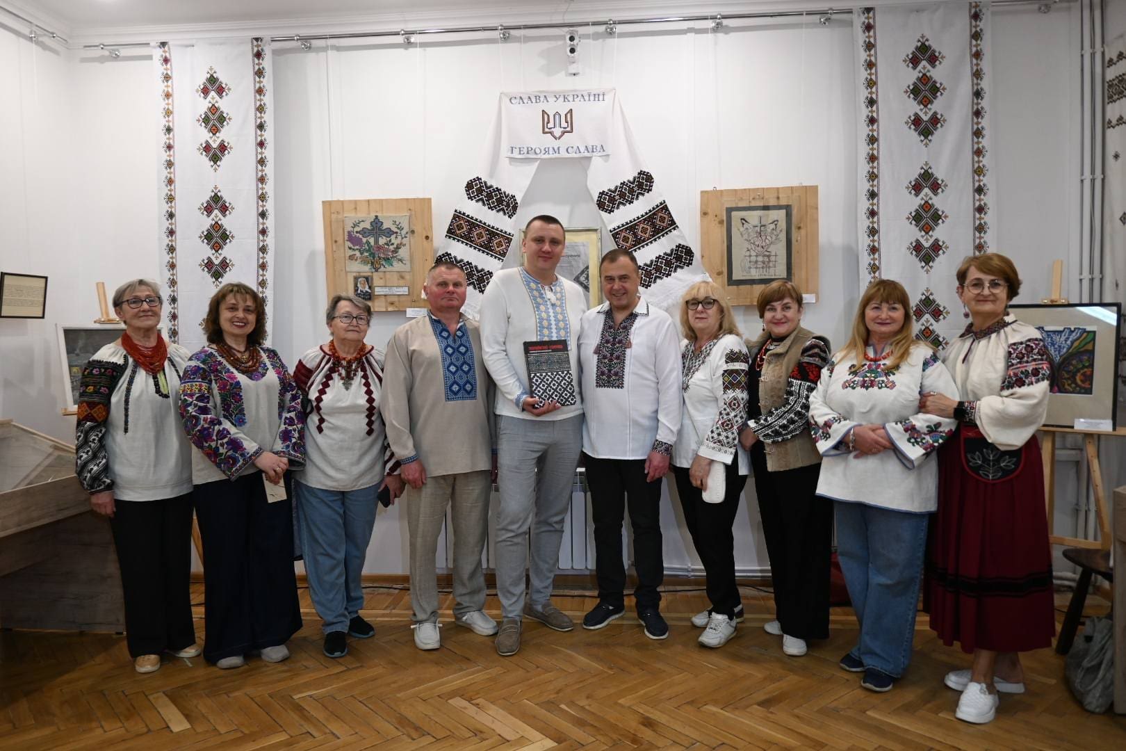 Вишита у бліндажах та ГУЛАГу: у Тернополі презентували унікальну експозицію …
