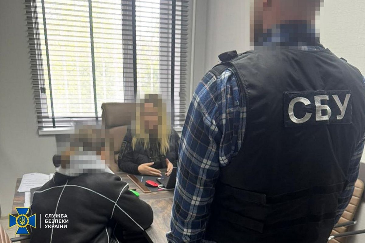 Вклеювали фото замовників у іноземні паспорти: у Миколаївській області викрили …