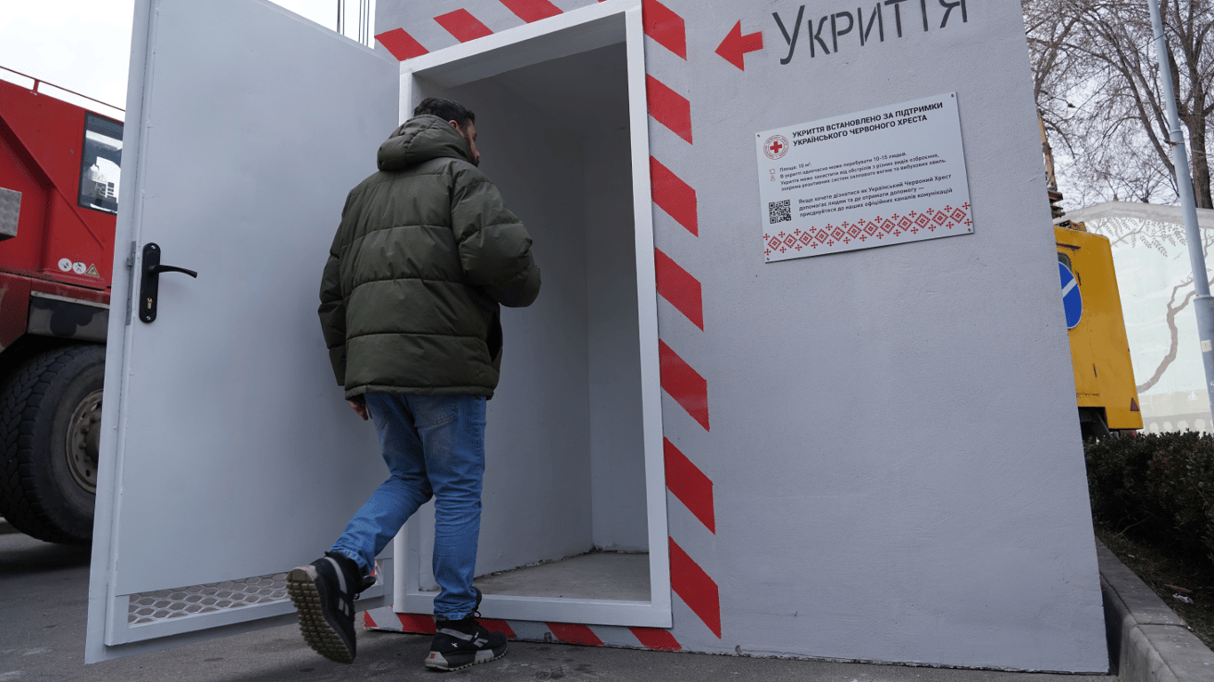 Влада звинувачується в бездіяльності через відсутність укриттів у багатьох кварталах …