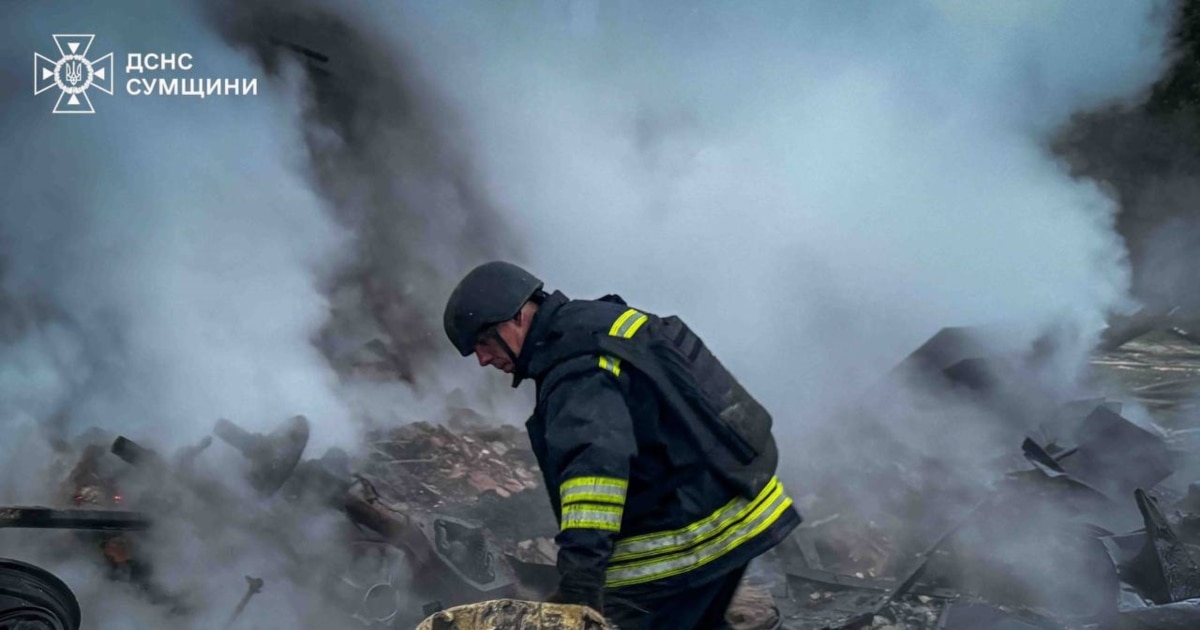 Влада повідомляє про постраждалих у Сумах через влучання в житловому …