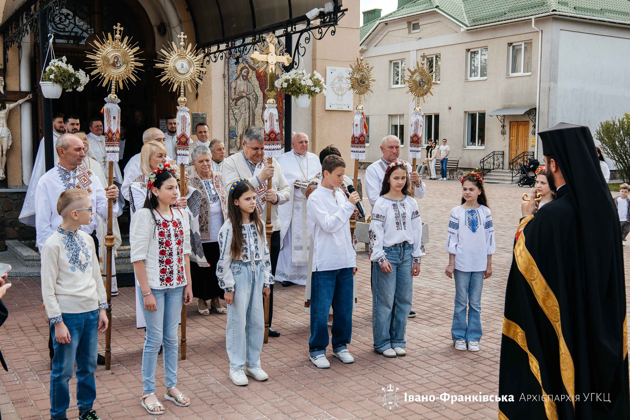 Владика Микола Семенишин здійснив візит у парафію св. влкмцц. Параскевії …