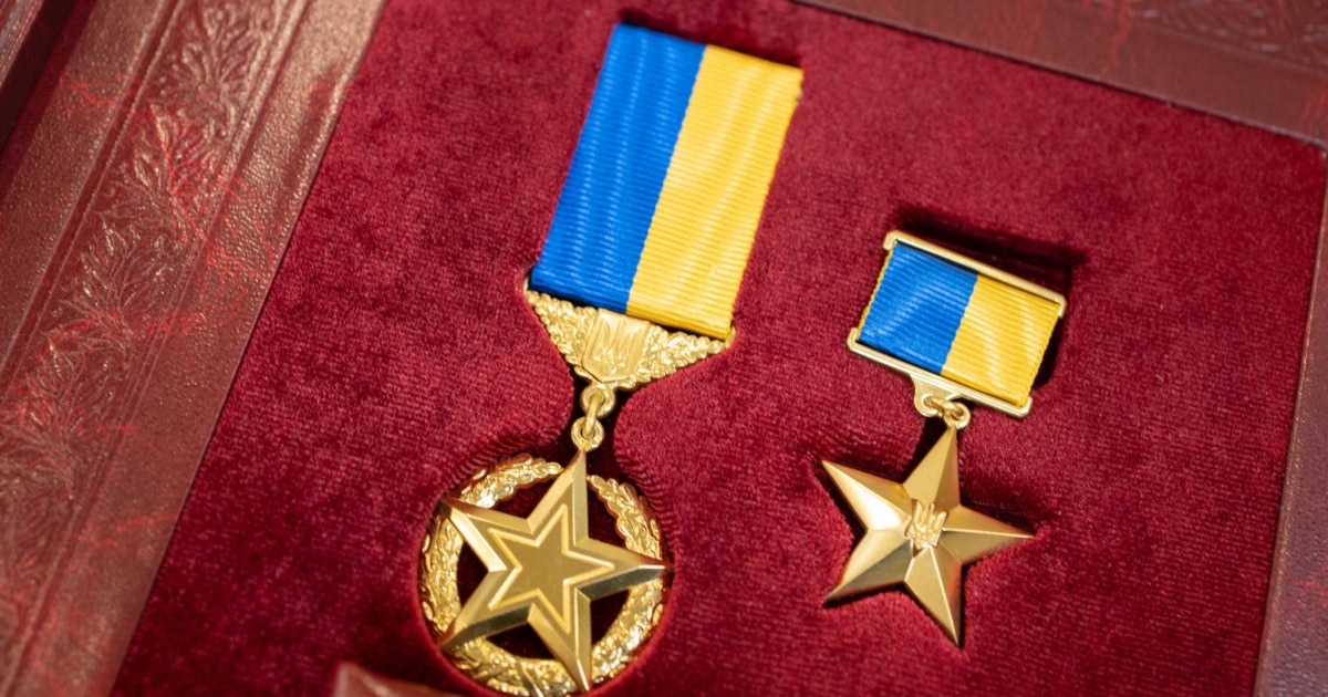 Владимир Зеленский присвоил звание Героя Украины крымскому татарину Алиму Абдураманову