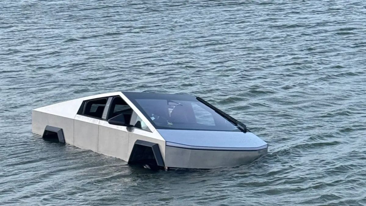 Власник Tesla Cybertruck затопив пікап в озері та потрапив під …