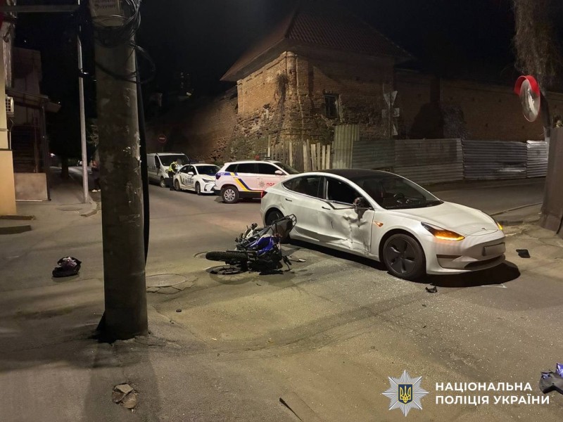 Внаслідок ДТП у середмісті Вінниці неповнолітній мотоцикліст опинився на лікарняному …
