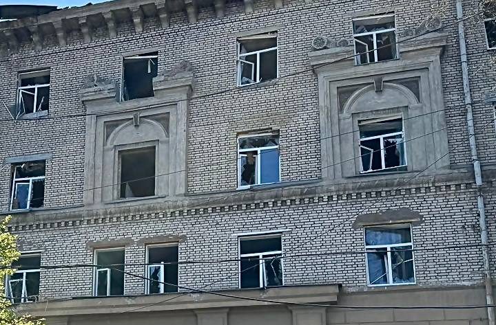 Внаслідок атаки на Дніпро постраждали двоє людей
