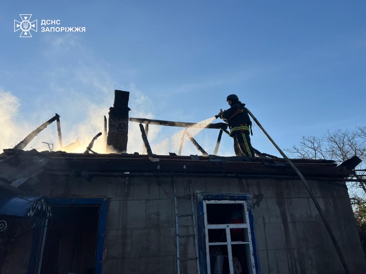 Внаслідок ворожих обстрілів у Запоріжжі та передмісті сталося вісім пожеж
