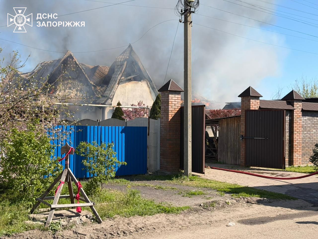 Внаслідок ворожих обстрілів у Запорізькому районі сталося сім пожеж