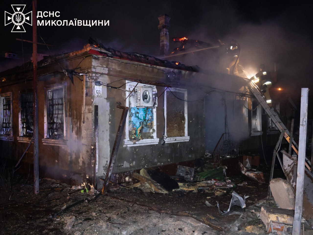 Внаслідок ворожої атаки по Миколаєву постраждали троє людей (ФОТО)