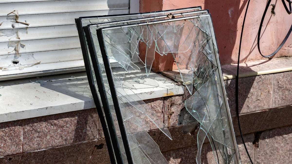 Внаслідок обстрілу Дніпровського району Херсона поранені двоє людей