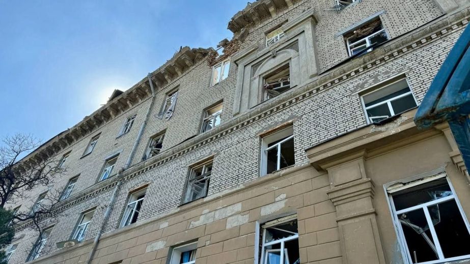 Внаслідок ракетної атаки у Дніпрі є руйнування та поранені