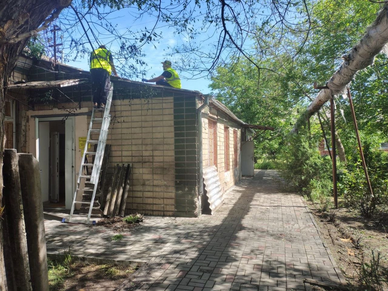 Внаслідок ранкової атаки дронів на Миколаїв пошкоджено лікарню (ФОТО)