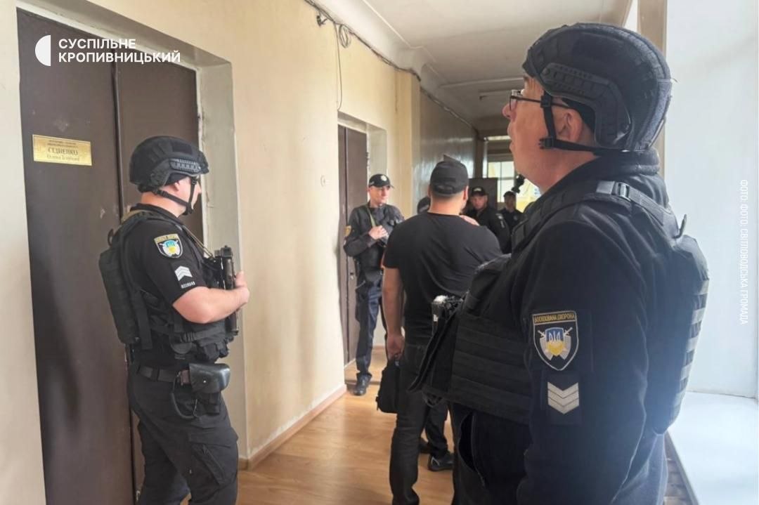 Внаслідок стрілянини у міськраді на Кіровоградщині постраждало двоє людей