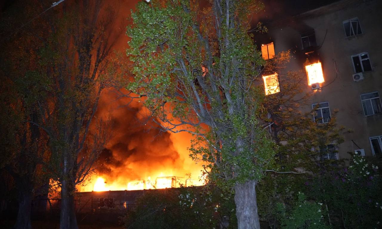 Вночі ворог завдав кількох хвиль ударів безпілотниками по Одесі: пошкоджені …