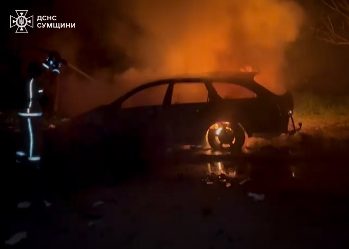 Вночі ворожий дрон атакував автівку на Сумщині