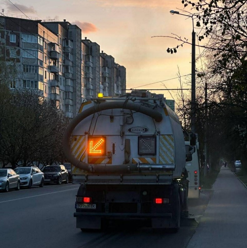 Вночі вулиці Тернополя від пилу та бруду прибирали дві одиниці …