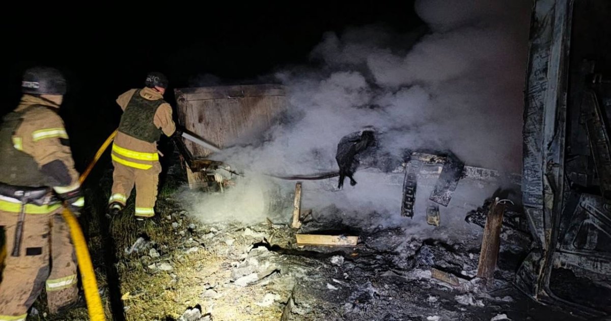 Вночі від ударів по Дніпропетровщині постраждали 6 людей, згоріли вантажівки …