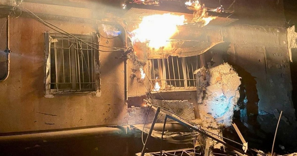 Вночі росіяни вдарили по Дніпру: спалахнула багатоповерхівка, серед поранених вагітна