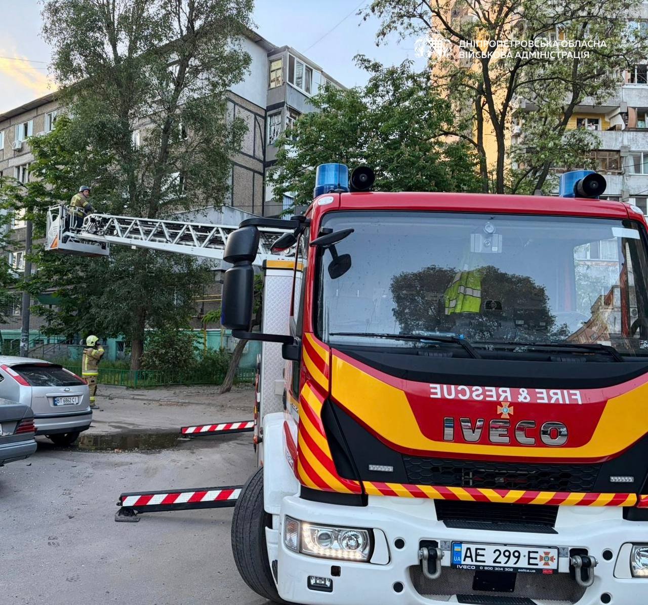 Вночі у Дніпрі лунали вибухи: внаслідок атаки є пошкодження багатоповерхівки …