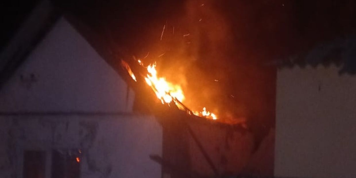 Вогнеборці показали, як уночі гасили пожежу в Ясногірці після дронового …