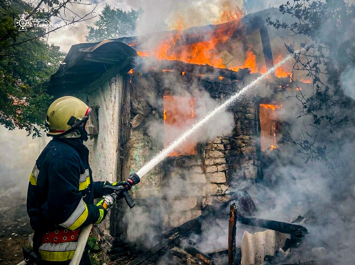 Вогняна доба на Тернопільщині: палали приватні садиби та сухостій, рятувальники …