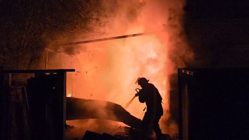 Вогняний терор на Донеччині: рятувальники гасили масштабні пожежі після авіаудару …