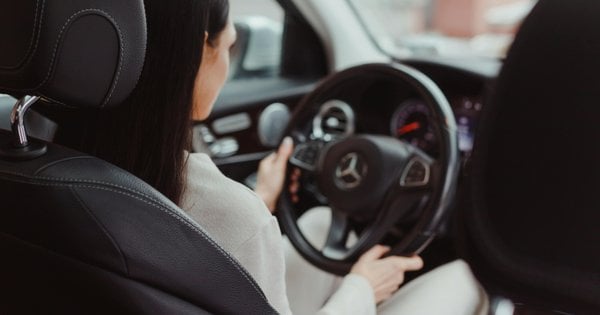 Водійку Mercedes оштрафували за те, що в’їхала в яму на …