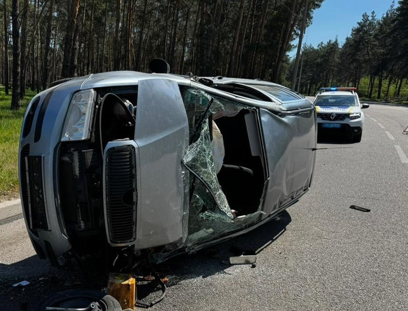 Водій врізався у стовп в Кропивницькому — автомобіль перекинувся