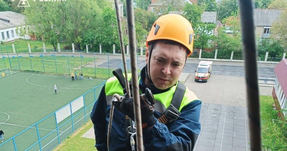 Волинські рятувальники відпрацювали складні спуски на висотних об'єктах