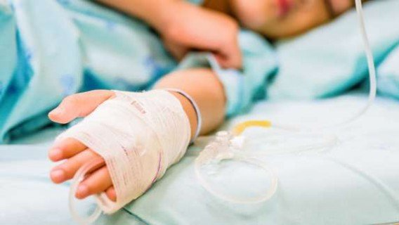 Волинянку оштрафували, бо її 12-річна донька через алкоголь опинилась у …