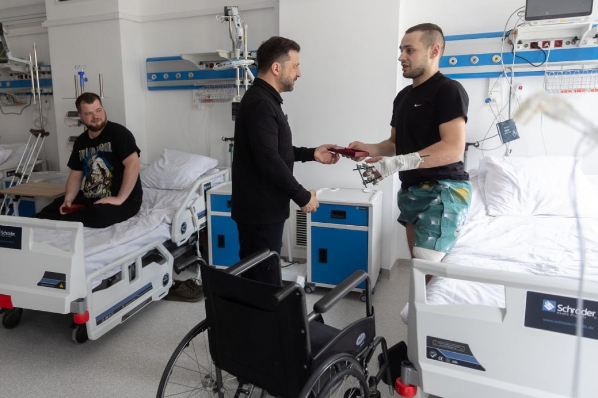 Володимир Зеленський відвідав поранених військових у медзакладі на Рівненщині