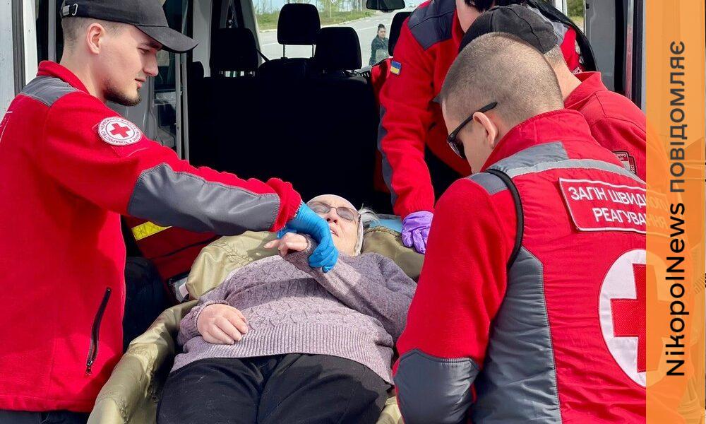 Волонтери Червоного Хреста Нікополя евакуювали маломобільну жінку (фото)