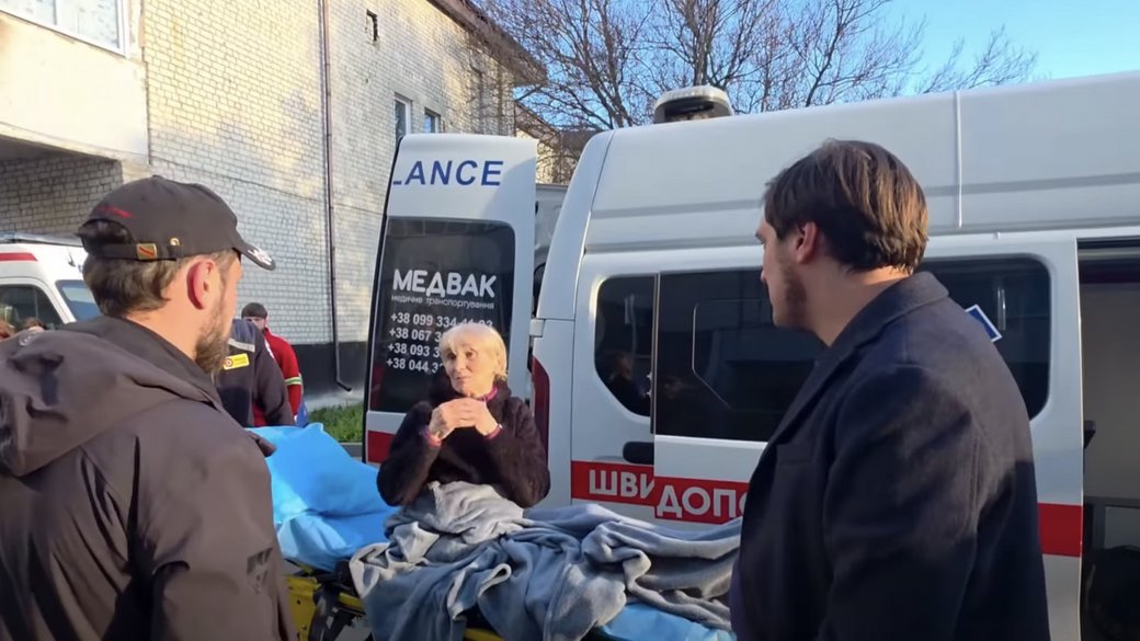 Волонтери евакуювали жінку, яка самотужки вивозила маломобільних мешканців Костянтинівки