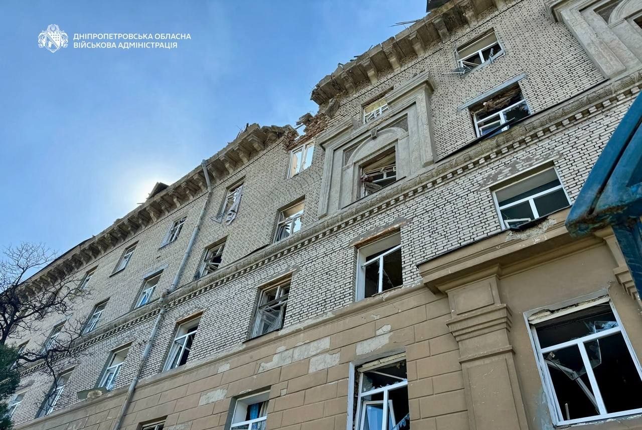 Ворог атакував Дніпро: пошкоджено гуртожиток, людей евакуюють