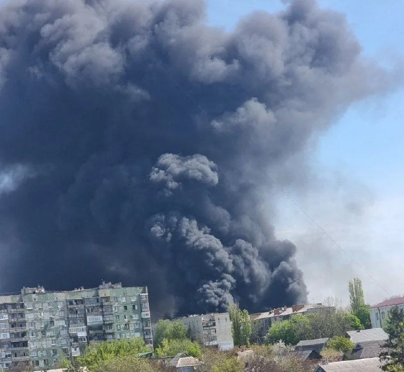 Ворог атакував Дружківку: пожежа і задимлення