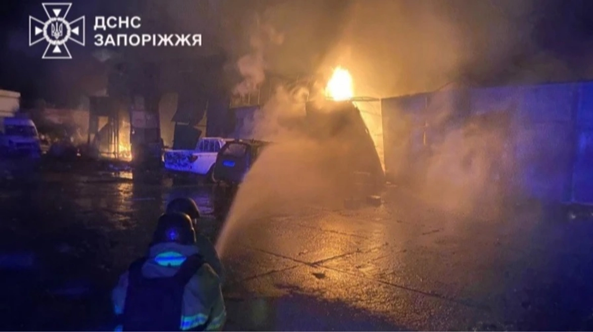 Ворог атакував Запоріжжя: в місті виникла пожежа, поранена жінка