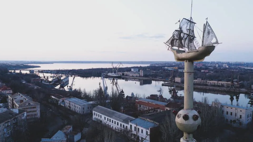 Ворог атакував Миколаїв балістикою, двоє людей постраждали