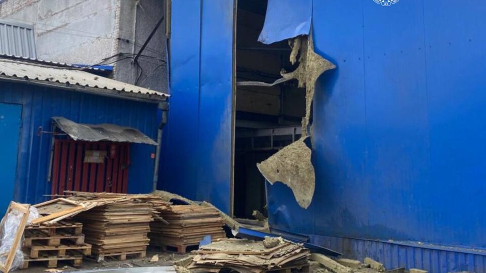 Ворог вдарив по харчовому підприємству в Богодухові: постраждали працівники