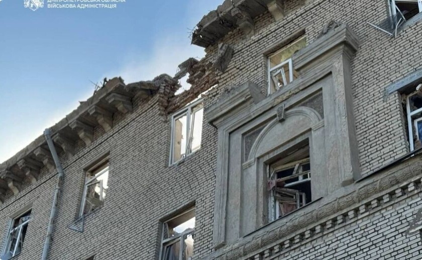 Ворог вдарив по житловому кварталу Дніпра: є постраждалі