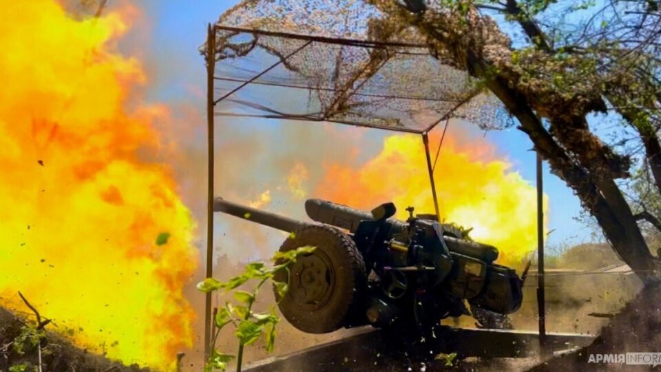 Ворог заводить свою артилерію до Покровська та Мирнограду