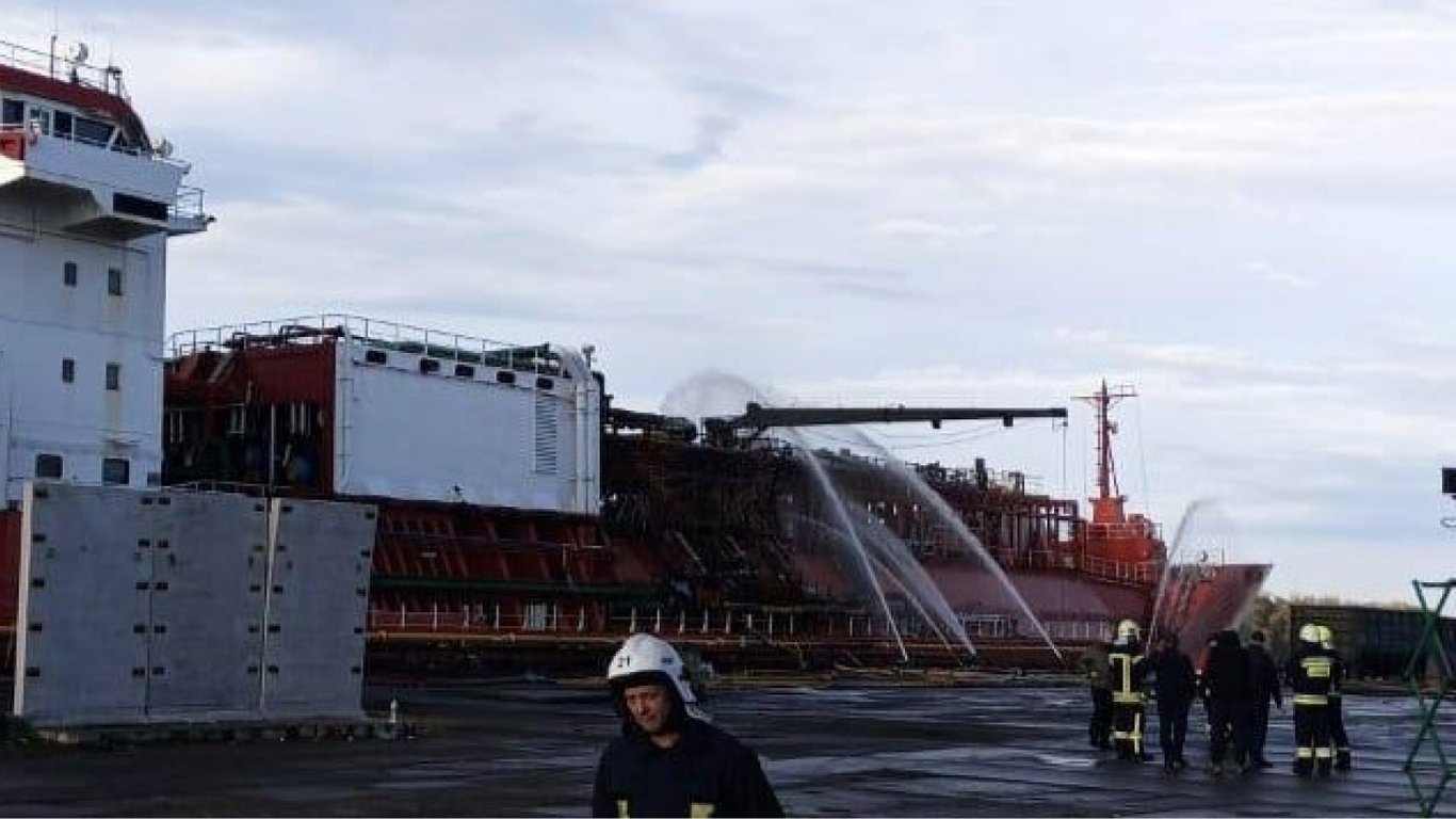 Ворог знову атакував Одещину: пошкоджено цивільне судно