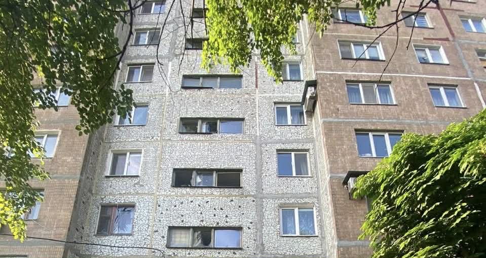 Ворог обстріляв Словʼянськ: пошкоджено будинок і автомобілі