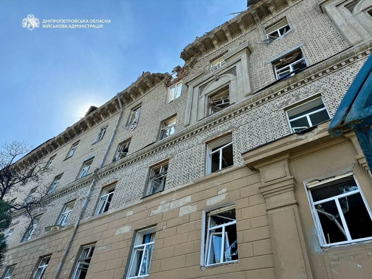 Ворог ударив по житловому кварталу Дніпра: пошкоджено гуртожиток, є постраждалі
