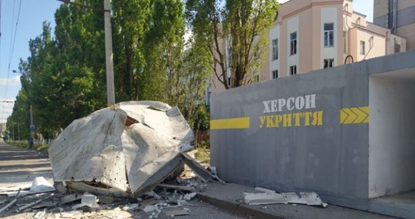 Ворожий дрон атакував мікрорайон Корабел у Херсоні: є постраждалий