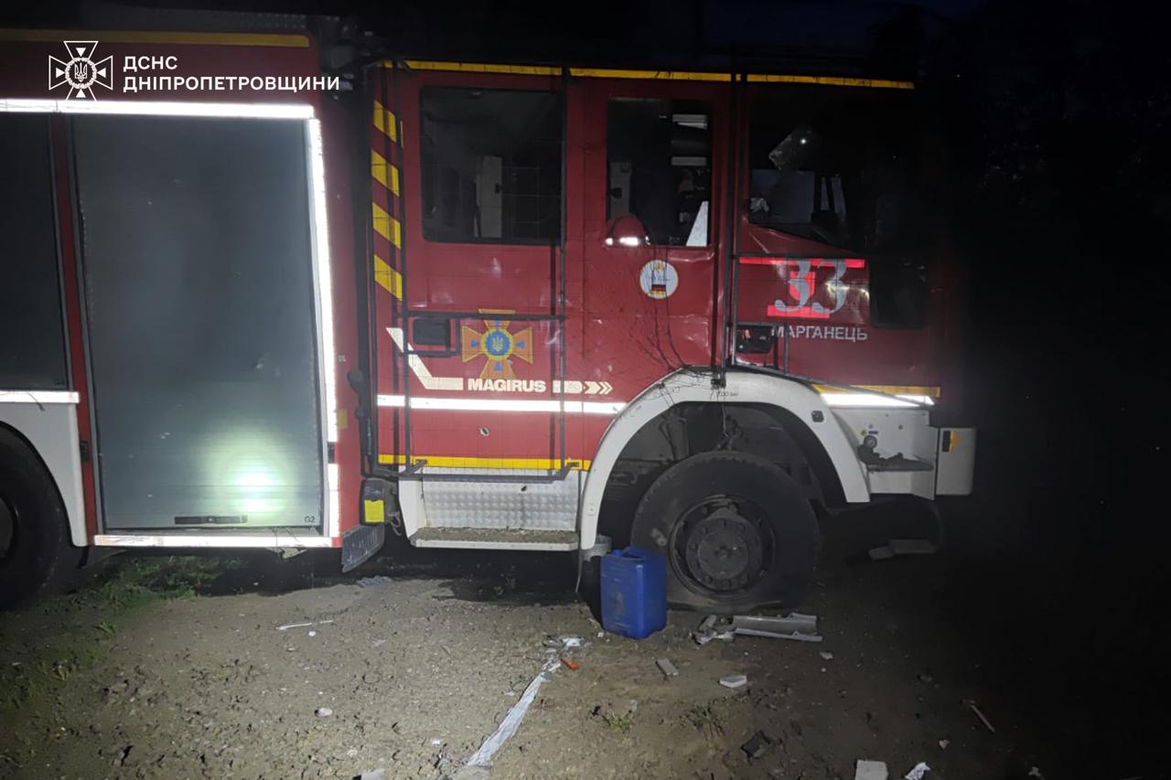 Ворожий дрон вдарив по рятувальниках у Марганці: пошкоджено депо та …