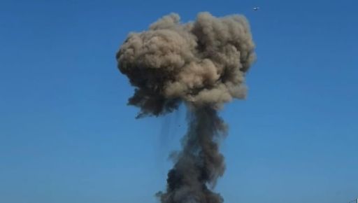 Російський дрон влучив у дах багатоповерхівки в Харкові: що відомо